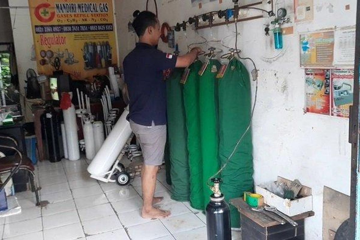 Depot pengisian gas oksigen Mandiri Medical Gas di Jalan Cendrawasih, Ciputat, Tangerang Sslatan, Kamis (24/6/2021).