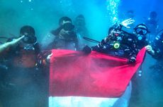 HUT Ke-79 RI, TNI AL Kibarkan Bendera di Bawah Laut Maumere