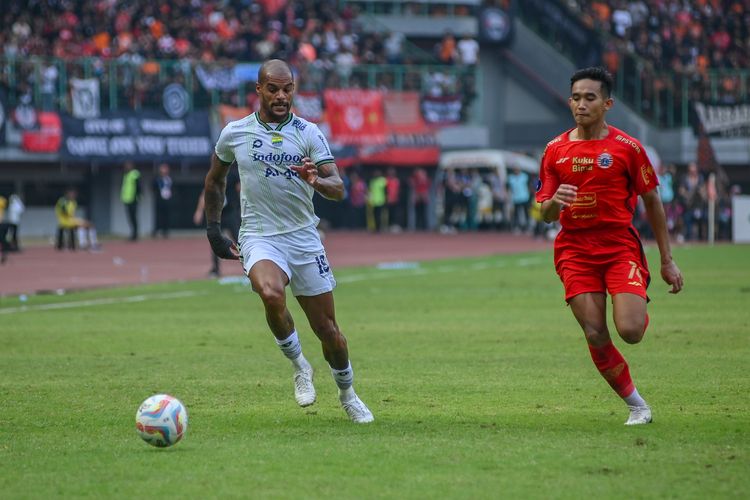 David da Silva penyerang Persib beradu sprint dengan bek Persija Rizky Ridho untuk mendapatkan bola dalam pertandingan pekan ke-11 Liga 1 2023-2024 antara Persija vs Persib di Stadion Patriot Candrabhaga Bekasi, Sabtu (2/9/2023). 