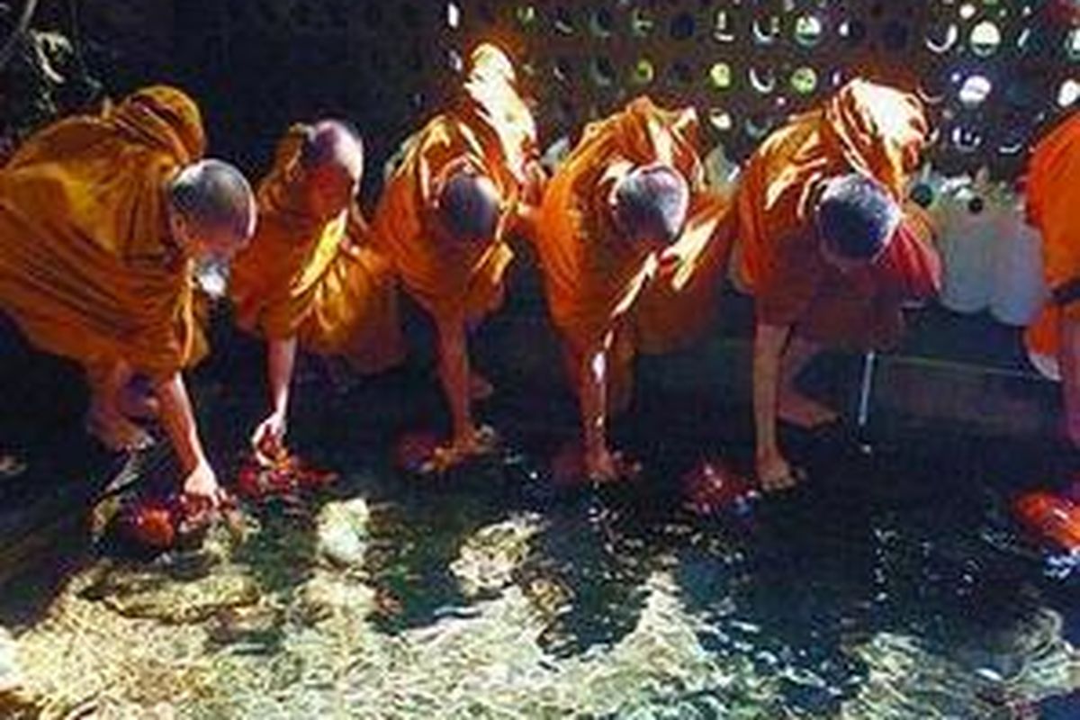 Para Biksu sedang mengambil air suci di Umbul Jumprit, lereng Gunung Sindoro, Temanggung.