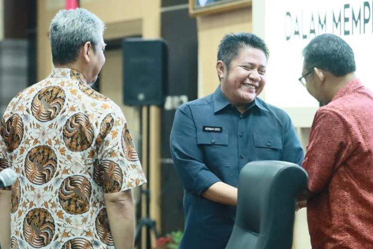 Gubernur Sumatera Selatan (Sumsel) H. Herman Deru bersalaman dengan perwakilan Satuan Tugas (Satgas) Tipikor Polri, Komisi Pemberantasan Korupsi (KPK) dalam acara Sosialisasi Pencegahan Korupsi, di Auditorium Bina Praja Sekretariat Daerah (Setda) Provinsi Sumsel, Kamis (13/7/2023).