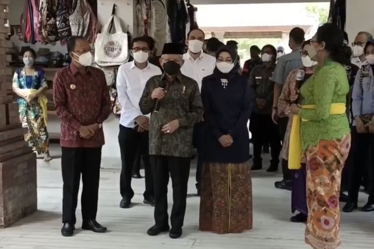 Wakil Presiden Republik Indonesia, Ma?ruf Amin meninjau Kawasan UMKM di Pantai Jerman, Badung, Bali, Selasa (10/5/2022).
