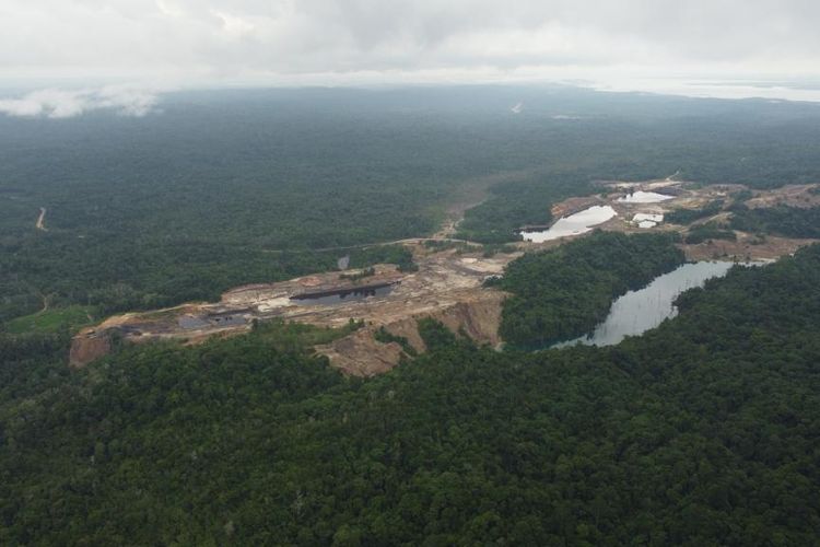 Penampakan udara kawasan tambang di dekat Desa Mentawir, Kecamatan Sepaku, Kabupaten Penajam Paser Utara, Kalimantan Timur. Kawasan tambang ini berada dalam sengketa dua perusahaan. Tetapi, lubang bekas tambang yang mengaga disebut warga setempat mencemari sumber air bersih penduduk setempat..