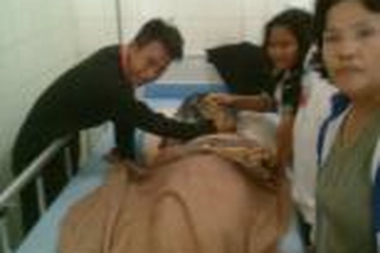 Menaria boru Garingging, pasien BPJS yang meninggal dunia akibat ditelantarkan di RSUD dr Djasamen Saragih, Pematangsiantar, Sumatera Utara, Senin (16/2/2015).