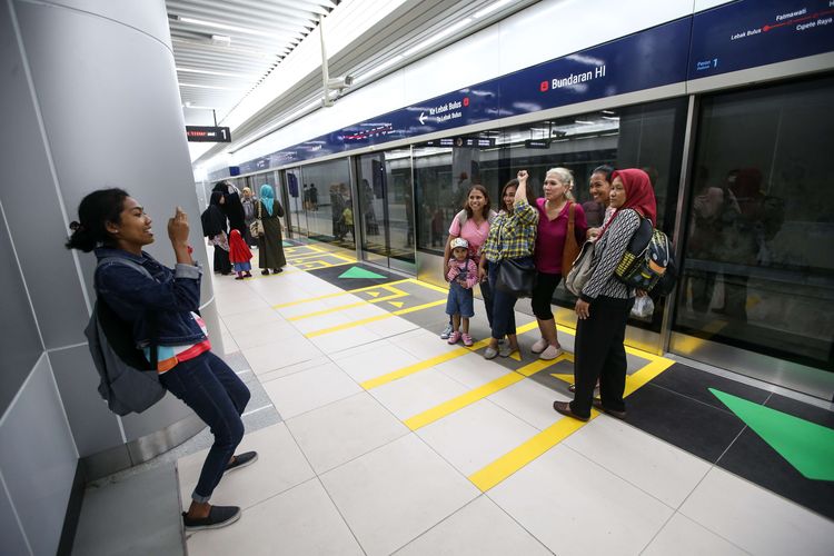 Suasana Stasiun MRT Bundaran Hotel Indonesia, Jakarta, Senin (25/3/2019). MRT Jakarta resmi beroperasi setelah diresmikan Presiden Joko Widodo pada Minggu (24/3/2019). Layanan pada fase operasi tidak berbayar dari Stasiun Lebak Bulus hingga ke Stasiun Bundaran HI akan dimulai pada pukul 05.30 WIB hingga 22.30 WIB.