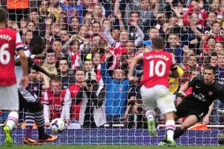 Aston Villa's Belgian striker Christian Benteke (L) slots home a penalty past Arsenal's Polish goalkeeper Wojciech Szczesny (R) to score his team's second goal dur...