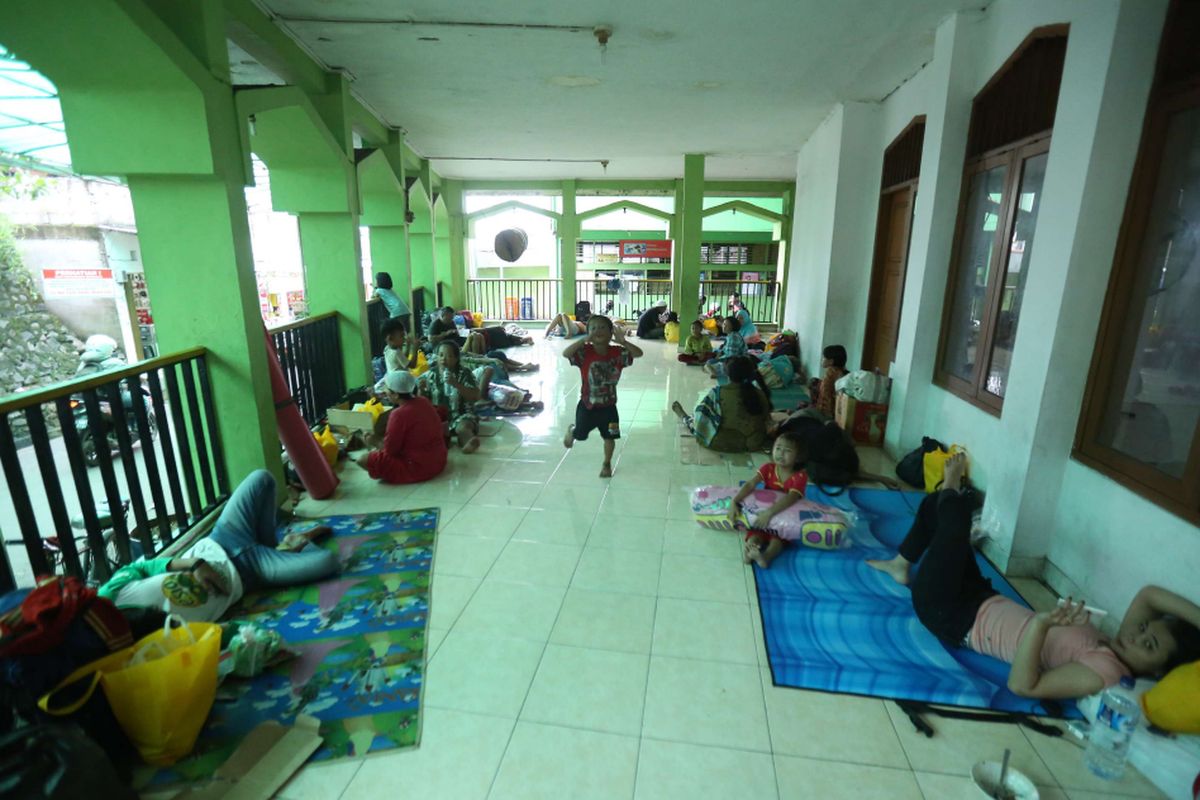 Aktivitas warga di lokasi pengungsian Masjid Al Mamur saat banjir di Pejaten Timur, Jakarta Selatan, Selasa (6/2/2018). Banjir merendam ratusan rumah warga akibat luapan air dari Sungai Ciliwung.