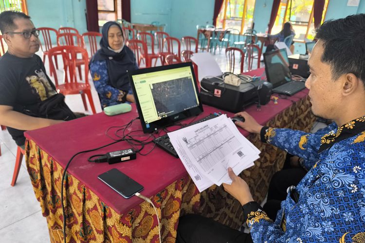Calon wali murid mendapatkan pelayanan pengambilan pin SPMB di SMAN 2 Pamekasan, Selasa (01/06/2025)