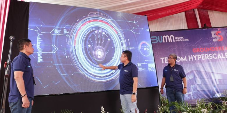 Telkom Indonesia President Director Ririek Adriansyah (center), Network & IT Director
Solution Telkom Herlan Wijanarko (right), and Telkom Wholesale & International Service Director Dian
Rachmawan during Telkom HyperScale Data Center groundbreaking ceremony in the Bekasi Area on Thursday (7/9/2020).