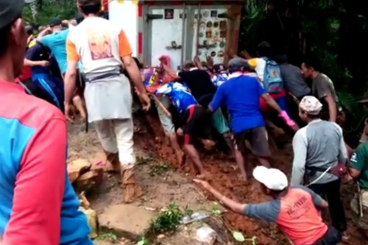 Sebuah mobil boks milik warga amblas terjun ke jurang terbawa longsor sama bangunan garasinya di Kecamatan Karangnunggal, Kabupaten Tasikmalaya, Senin (13/9/2021).