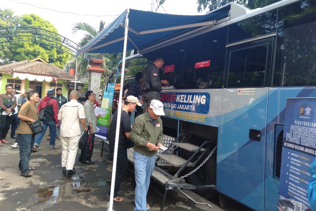 Pelayanan SIM Keliling di Universitas Trilogi Kalibata, Jakarta Selatan, Senin (17/6/2019)