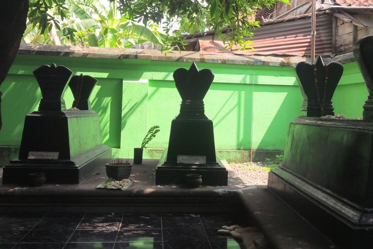 Makam Ki Gede Sala, Kiai Carang dan Nyai Sumedang berada di Kompleks Keraton Surakarta di Kelurahan Baluwarti, Pasar Kliwon, Solo, Jawa Tengah, Senin (7/1/2019). 