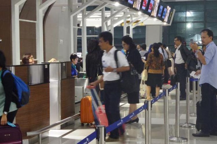 Antrean penumpang di counter check in Terminal 3 New Bandara Soekarno-Hatta, Tangerang, Selasa (9/8/2016). Tahap pertama operasional Terminal 3 New baru melayani penerbangan domestik Garuda Indonesia. 