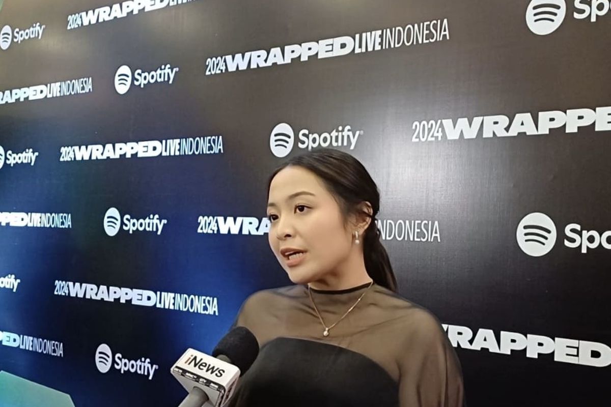 Bernadya dengan nada bercanda di panggung Spotify 2024 Wrapped Live Indonesia di studio RCTI+, Kebon Jeruk, Jakarta Barat, Kamis (5/12/2024).