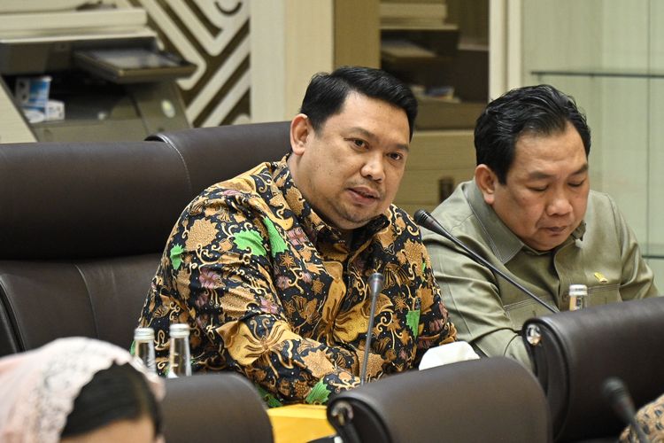 PMI Manufaktur Anjlok Diserbu Produk Impor, Komisi VII DPR: Perlu Perlindungan Pasar Domestik