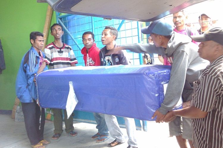 Jenazah Arni Kabnani yang berada di dalam peti, digotong oleh kerabatnya dari terminal Kargo El Tari Kupang dimasukan ke dalam mobil untuk diberangkatkan ke kampung halamannya di Kabupaten Timor Tengah Selatan (TTS), Sabtu (18/3/2017)