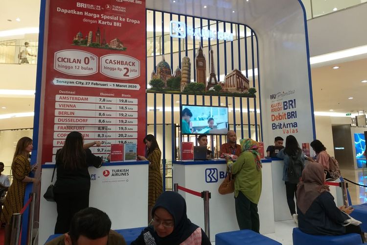 Pengunjung memadati area BRI Europe Travel Fair yang digelar di Senayan City, Jakarta mulai 27 Februari sampai 1 Maret 2020