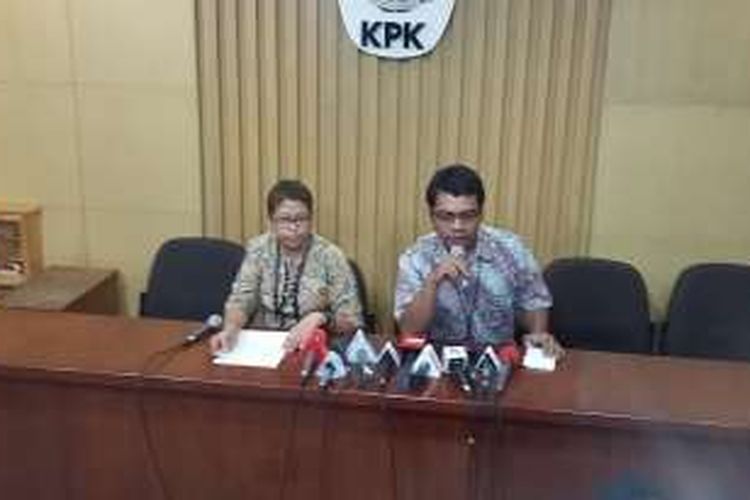 Kepala Bagian Pemberitaan dan Publikasi KPK Priharsa Nugraha dan Pelaksana Harian Kepala Biro Humas KPK Yuyuk Andriati di Gedung KPK, Jakarta, Rabu (27/4/2016). 