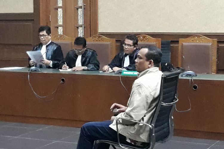 Wakil Ketua DPRD Lampung Tengah Natalis Sinaga duduk di kursi terdakwa di Pengadilan Tipikor Jakarta, Kamis (18/10/2018).