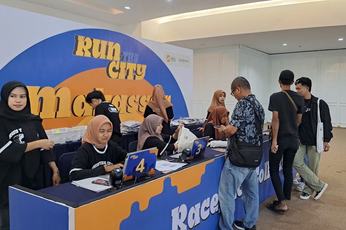 Peserta LPS Monas Half Marathon 2024 Run The City Makassar saat mengambil race pack di Lobi Gedung Graha Pena, Sabtu (18/5/2024)