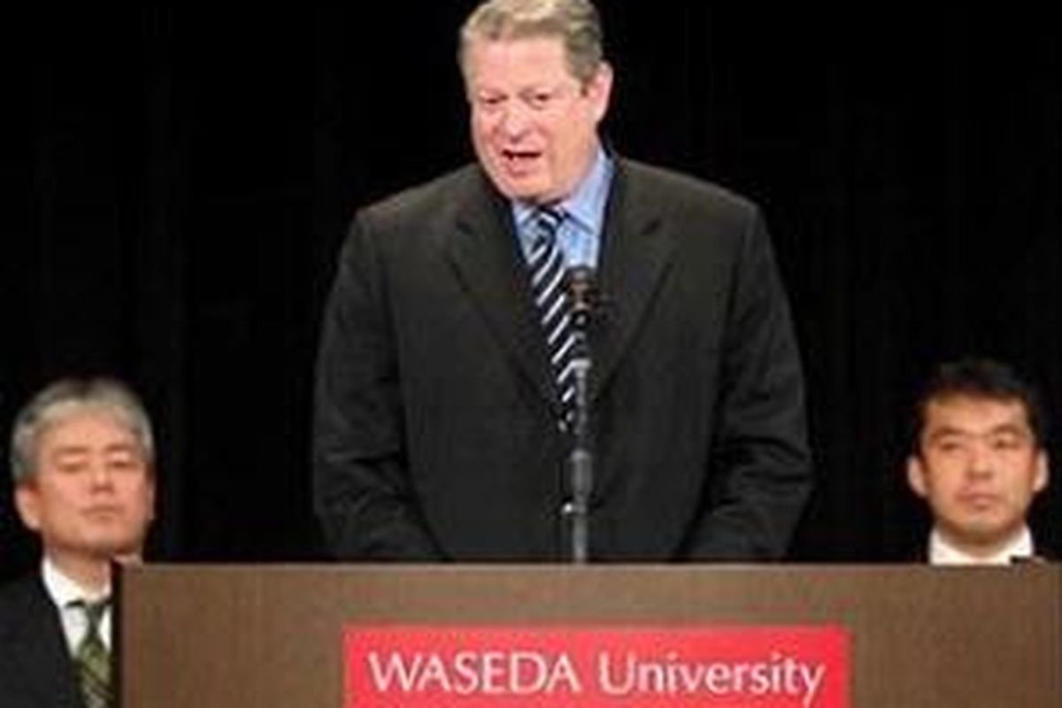 Mantan Wakil Presiden AS, Al Gore saat menyampaikan orasi di Universitas Waseda, Jepang.