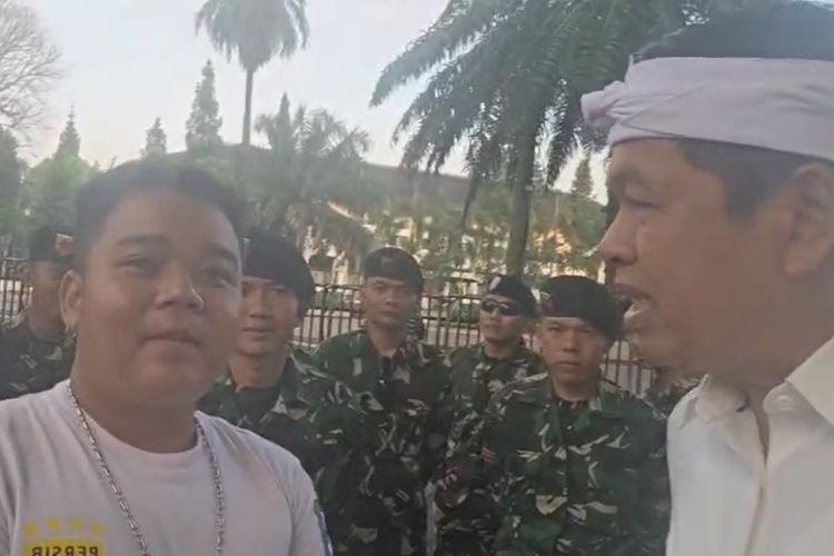 Gubernur Jawa Barat Dedi Mulyadi memantau langsung situasi di sekitar Gedung Sate, Bandung, Senin (1/9/2025).