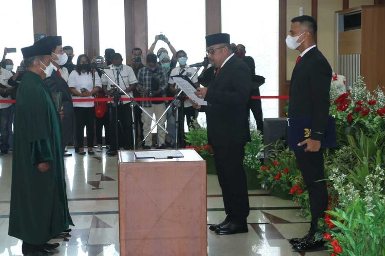 Gubernur Maluku, Murad Ismail melantik Sadli le sebagai Penjabat Sekretaris Daerah Maluku di kantor gubernur Maluku, Rabu (19/1/2022)