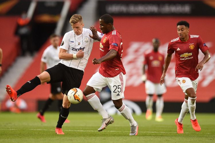 Pemain Manchester United Odion Ighalo (tengah) bersaing dengan bek LASK Philipp Wieseinger (kiri) dalam pertandingan leg kedua babak 16 besar Liga Europa antara Man United dan LASK di Stadion Old Trafford, Kamis (5/8/2020) dini hari WIB. 