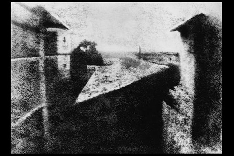 Foto tertua yang masih ada di dunia, dikenal sebagai View from the Window at Le Gras karya Joseph Nicéphore Niépce.