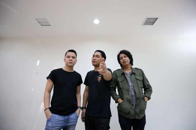 Band Armada saat kunjungan ke redaksi Kompas.com, Jakarta, Jumat (6/7/2018). Grup musik Armada mendapat kesempatan untuk mengisi soundtrack Si Doel The Movie.