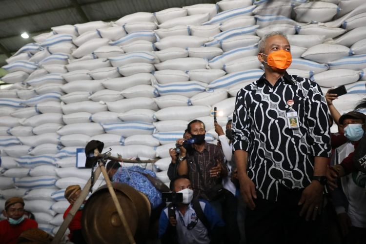 Gubernur Jateng dalam acara peluncuran BUMP PT Wijaya Kusuma Pangan Mandiri di Sistem Resi Gudang, Kecamatan Sidareja, Kabupaten Cilacap, Rabu (17/11/2021).