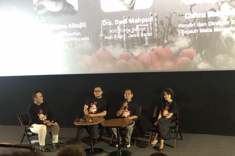 Cerita Dedi Mahpud (tengah) meracik parfum beraroma sampah di konferensi pers Greenpeace Indonesia, di Jakarta. 