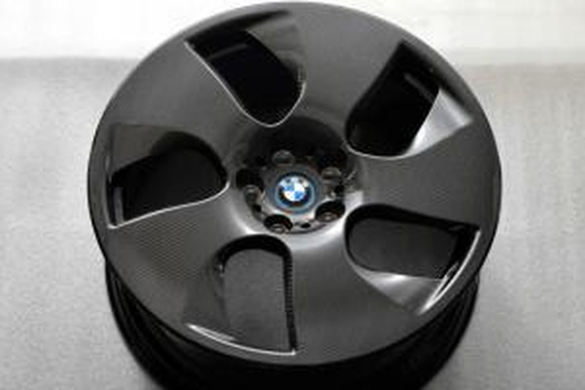 Pelek BMW menggunakan serat karbon.