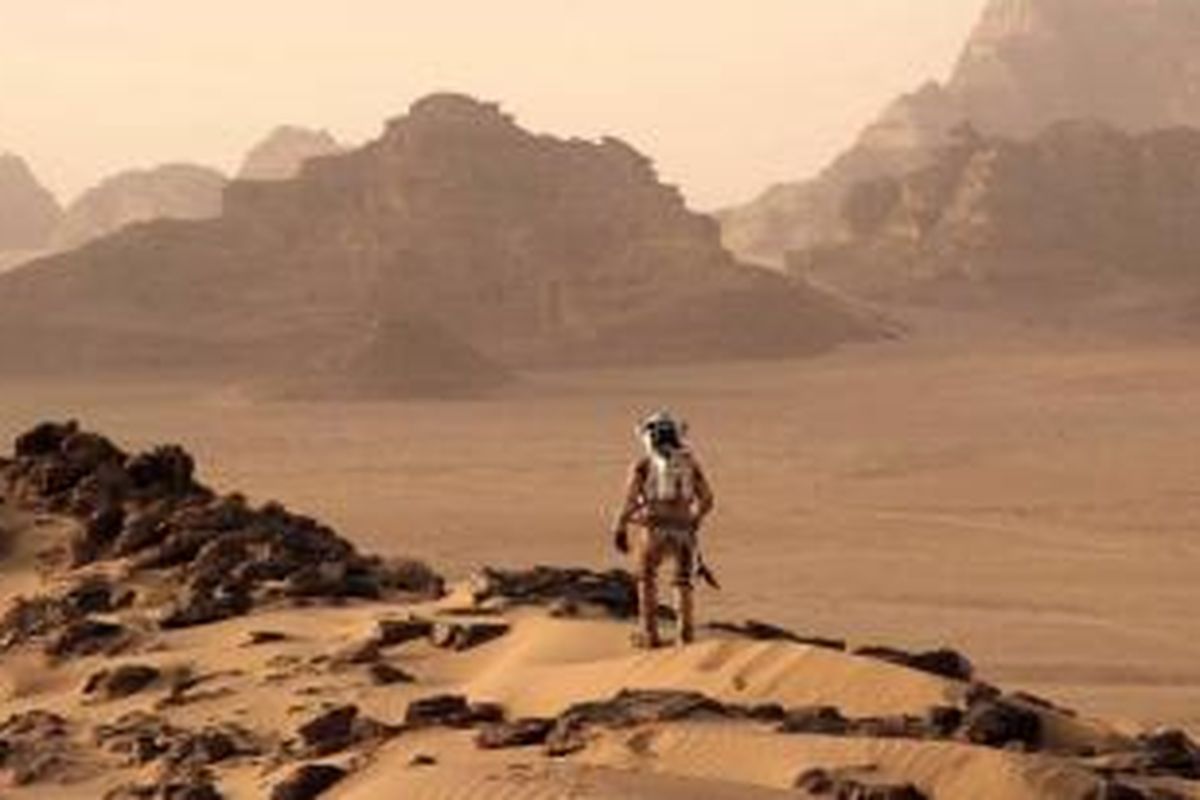 Adegan saat astronot Mark Watney mencoba bertahan di Planet Mars.