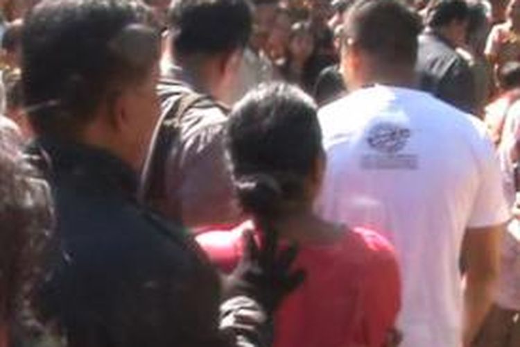 Aparat kepolisian di Kabupaten Gowa, Sulawesi Selatan berupaya mengevakuasi seorang ibu rumah tangga (IRT) yang dihakimi warga setelah mencuri perhiasan emas milik tetangganya. Selasa, (27/05/2014).