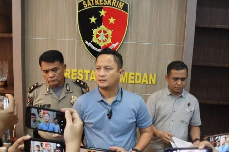 Kepala Satuan Reskrim Polrestabes Medan Kompol Jama Kita Purba (tengah) memberikan keterangan di Medan, Sumatera Utara, Minggu (26/5/2024) malam.
