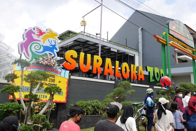 Pengunjung Suraloka Zoo, Sleman, DIY. Harga tiket Suraloka Zoo Rp 30.000, namun di luar tarif menjajal wahana.