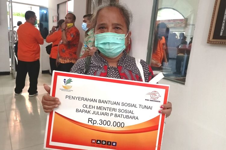 Urabeka Simare-mare adalah salah satu KPM BST yang menerima langsung dari Menteri Sosial Juliari P Batubara di Kantor Pos Medan, Jumat (13/11/2020)