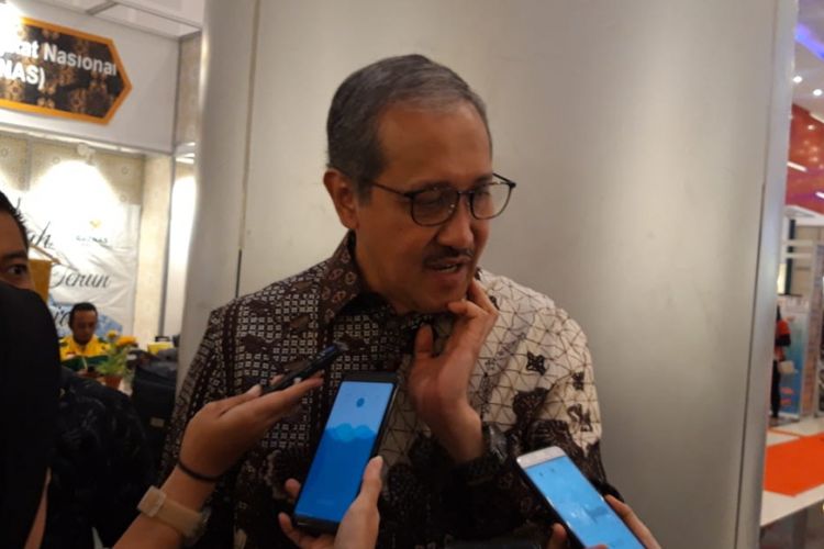 Deputi Gubernur Bank Indonesia Dody Budi Waluyo ketika ditemui awak media di sela Indonesia Sharia Economy Festival (ISEF) di Surabaya, Kamis (13/12/2018).