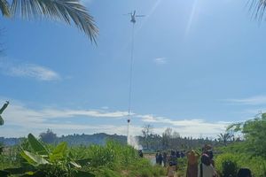 Helikopter Water Bombing Padamkan Api di Tumpukan Kayu Sisa Banjir di Aceh Utara