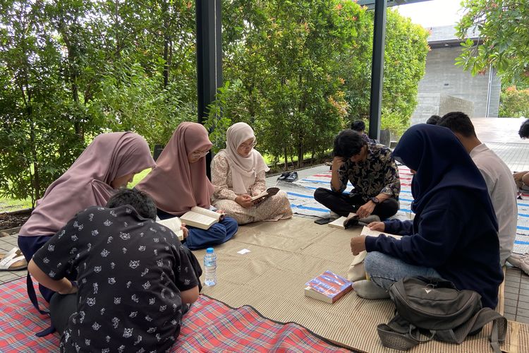 Komunitas Surabaya Book Party Ajak Orang-orang Fomo Cinta Membaca