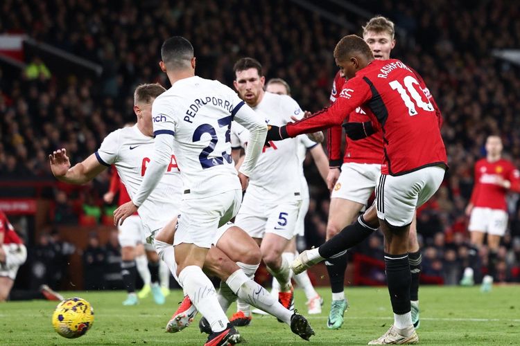Aksi penyerang Manchester United Marcus Rashford pada laga lanjutan Liga Inggris kontra Tottenham, Minggu (14/1/2024). Pertandingan Man United vs Tottenham bergulir di Stadion Old Trafford, Manchester.