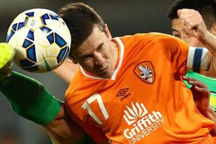 Kapten Brisbane Roar, Matt McKay (oranye), bermasalah dengan kelancaran gaji.  