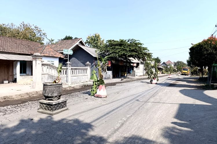 Tak Kunjung Diperbaiki, Jalan Rusak di Blitar Ditanami Pohon Pisang