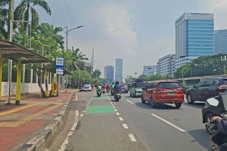 Massa Demo Buruh di Depan DPR Bubar, Lalin Jalan Gatot Subroto Jakpus Ramai Lancar