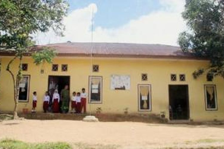 Kondisi gedung Madrasah Ibtidaiyah Terpadu Al-Syyukriyyah di Wara, Negeri Batumerah, Kecamatan Sirimau, Kota Ambon, Senin (10/8). Sekolah yang beroperasi sejak 2007 itu menggratiskan biaya pendidikan bagi siswa yang umumnya korban konflik sosial. Guru digaji Rp 150.000 per bulan.