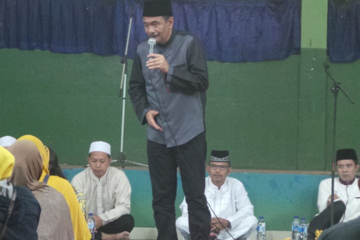 Calon wakil gubernur nomor pemilihan dua DKI Jakarta Djarot Saiful Hidayat saat menghadiri pengajian bersama Partai Golkar, di Balai Rakyat Bintaro, Jakarta Selatan, Rabu (29/3/2017).