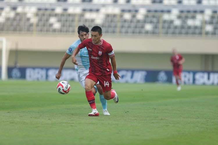 Aksi Sho Yamamoto dalam laga pekan ketiga Super League 2025-2026 antara PSBS Biak vs Persis Solo di Stadion Maguwoharjo, Sleman, DI Yogyakarta, Sabtu (23/8/2025).