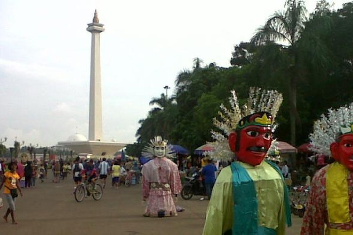 Monas Selalu Diminati Warga

Ribuan warga Jakarta dan di luar Jakarta memadati kawasan silang Monas pada libur Natal yang jatuh pada hari Rabu (25/12/2013). Mereka berbondong-bondong mendatangi Tugu Monas, karena tiket masuk terbilang murah untuk sekadar menghabiskan liburan Natal. Kompas.com/Ummi Hadyah Saleh