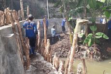 Menyusuri Kali Pulo yang Menyempit karena Diduduki Bangunan...